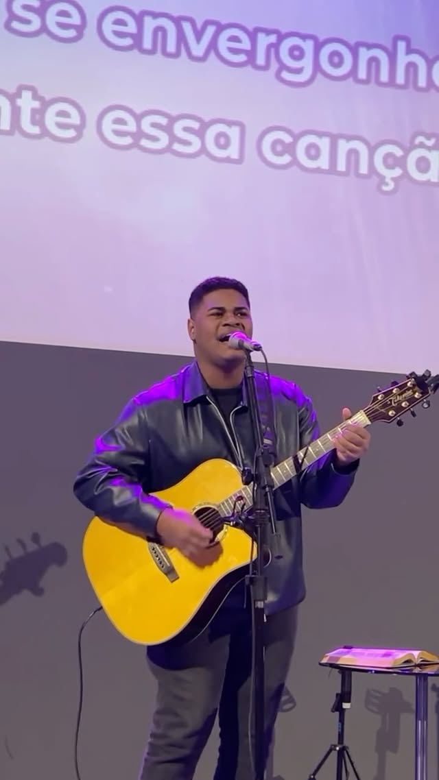 Ministério de louvor cantando com violão